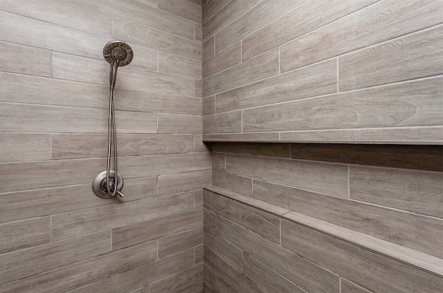 room details featuring tiled shower