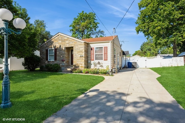 bungalow-style house featuring a front lawn