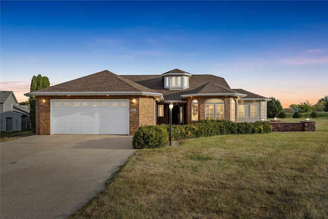 view of front of house featuring a yard and a garage