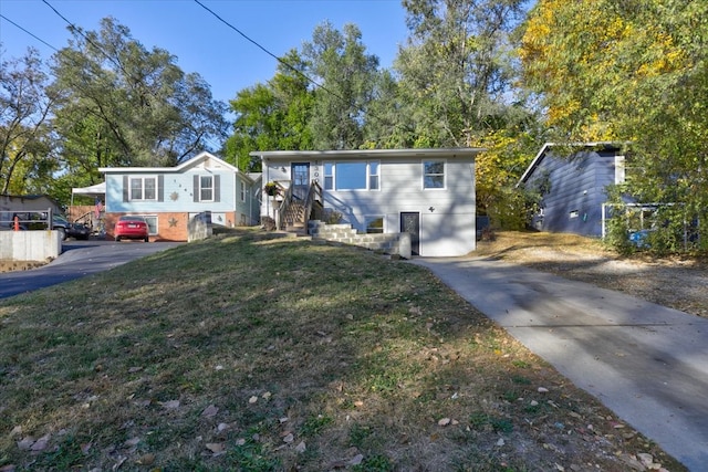 view of front of property with a front yard