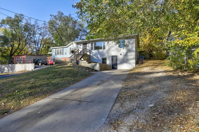 view of front of property featuring a front lawn