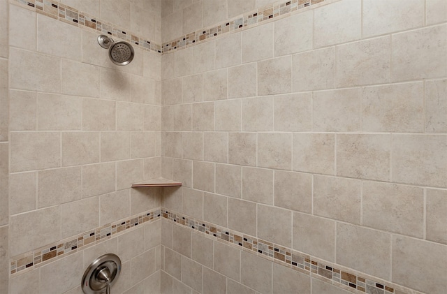 bathroom featuring a tile shower