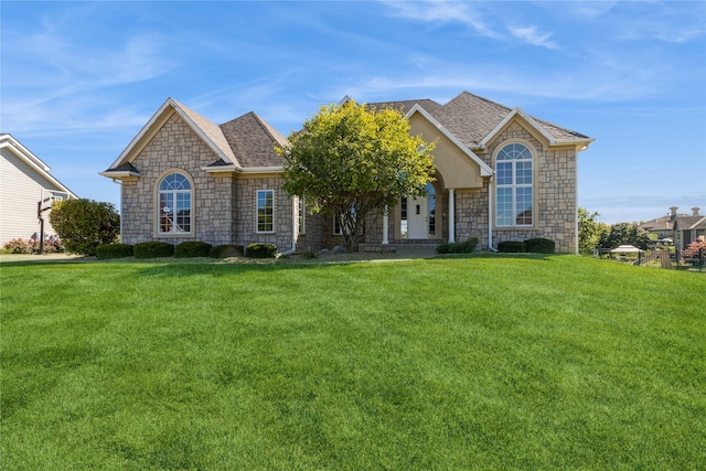 view of front of property featuring a front lawn