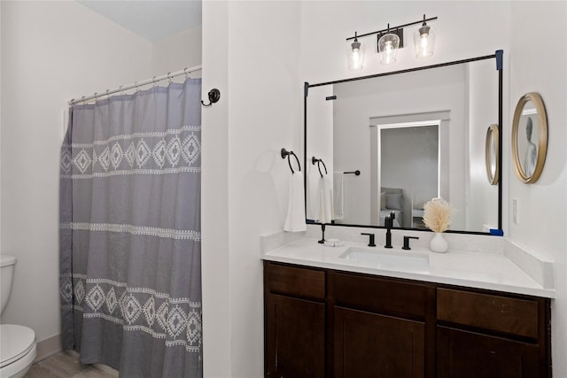 full bath with toilet, a shower with curtain, and vanity