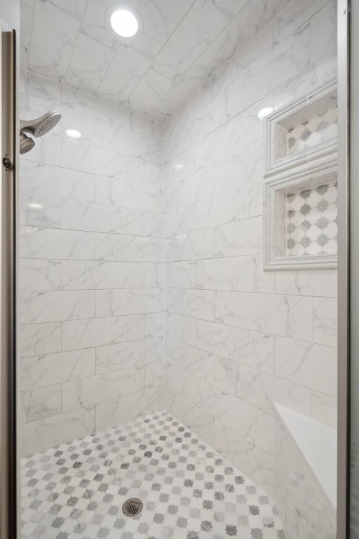 bathroom featuring a tile shower