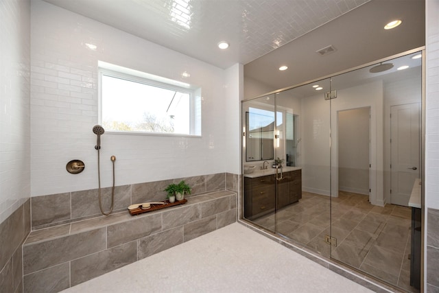 full bathroom featuring a shower, recessed lighting, visible vents, and vanity