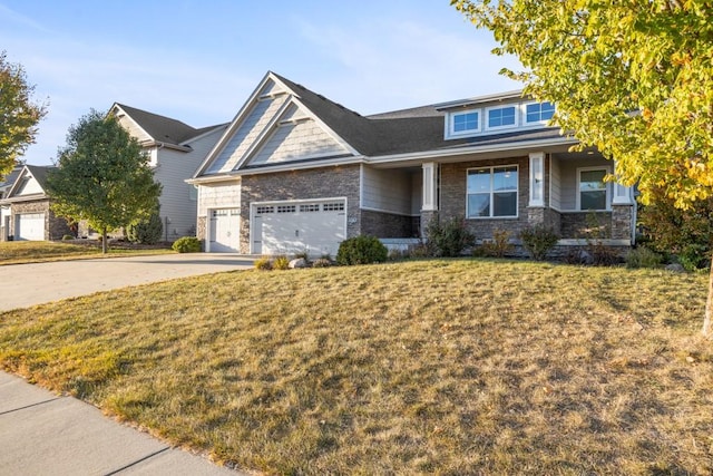 craftsman inspired home featuring a front yard