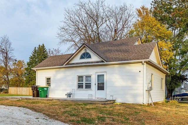 view of front facade featuring a front yard