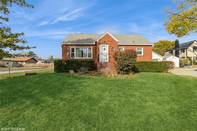 bungalow featuring a front yard