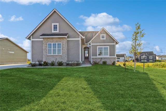 view of front facade featuring a front yard