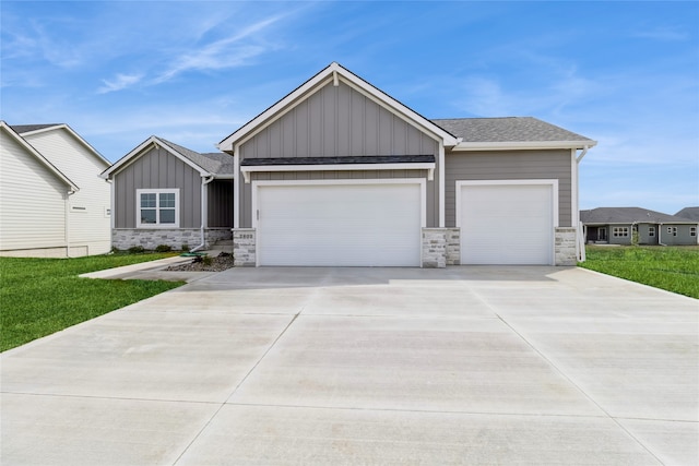 view of front of home featuring a front lawn and a garage