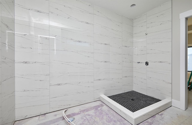 bathroom featuring a tile shower