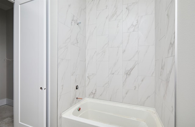 bathroom with tiled shower / bath combo