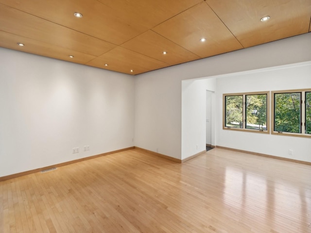 empty room featuring recessed lighting, baseboards, visible vents, and light wood finished floors