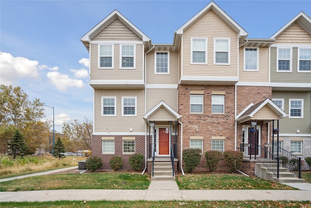 townhome / multi-family property featuring a front yard