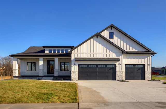 view of front of home featuring a front yard