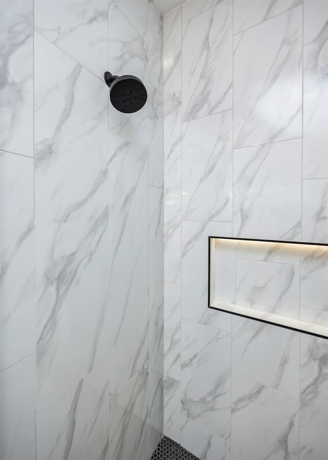 bathroom featuring a tile shower