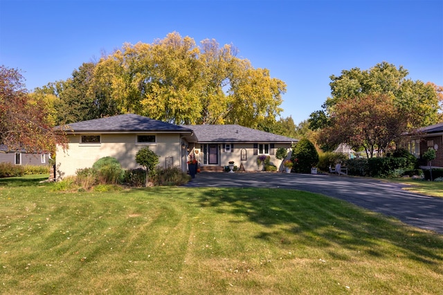 view of front of property featuring a front yard