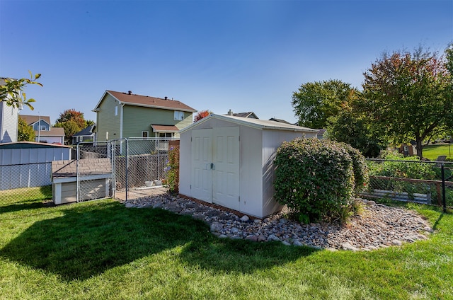 view of yard featuring a storage shed