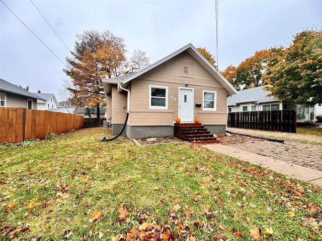 bungalow featuring a front lawn