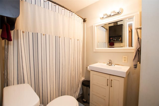 1600 Evergreen Ave, Des Moines, IA 50320 - full bathroom with toilet, vanity, and a shower with curtain