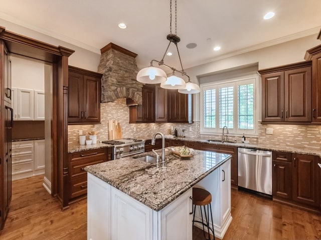 3123 162nd St, Urbandale, IA 50323 - kitchen with stainless steel appliances, a sink, wood finished floors, recessed lighting, and crown molding