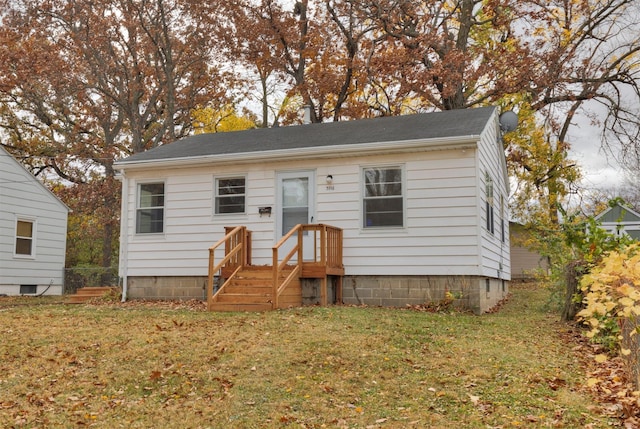 bungalow featuring a front lawn