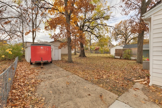 view of yard featuring a storage unit