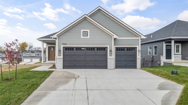 craftsman house featuring a garage and a front lawn