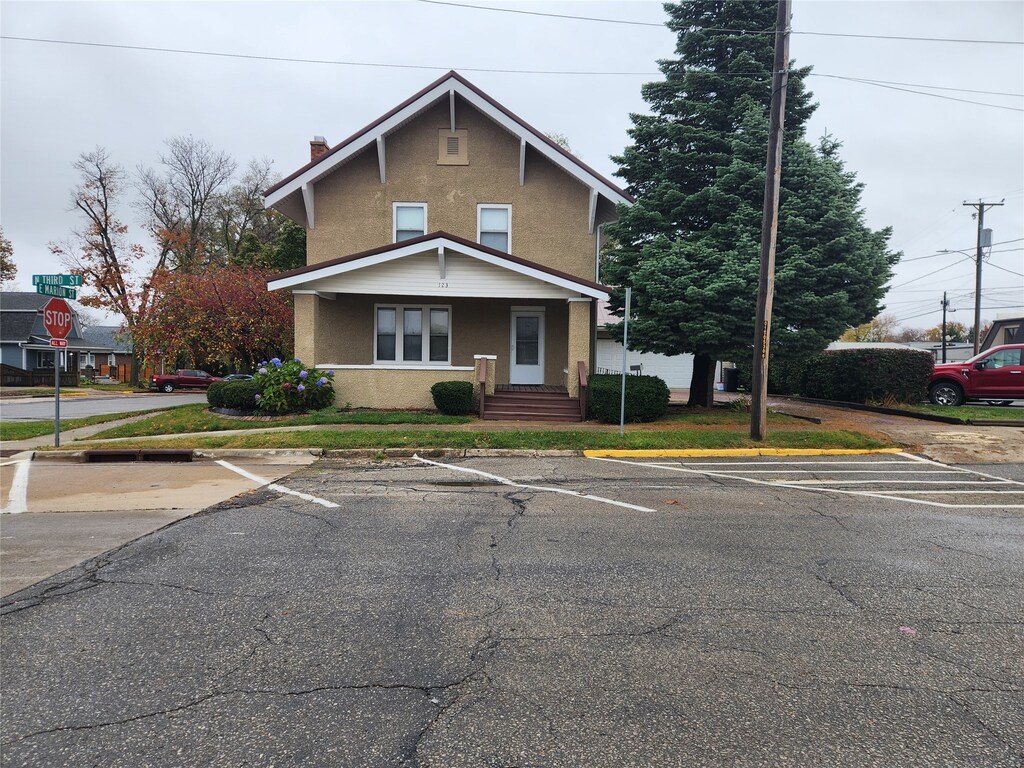 123 N 3rd St, Knoxville, IA 50138 - view of front of house