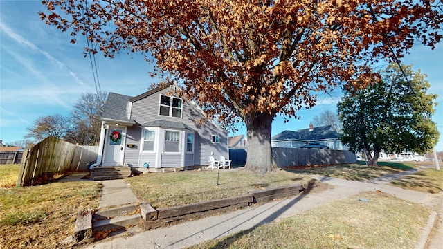 view of front facade featuring a front lawn