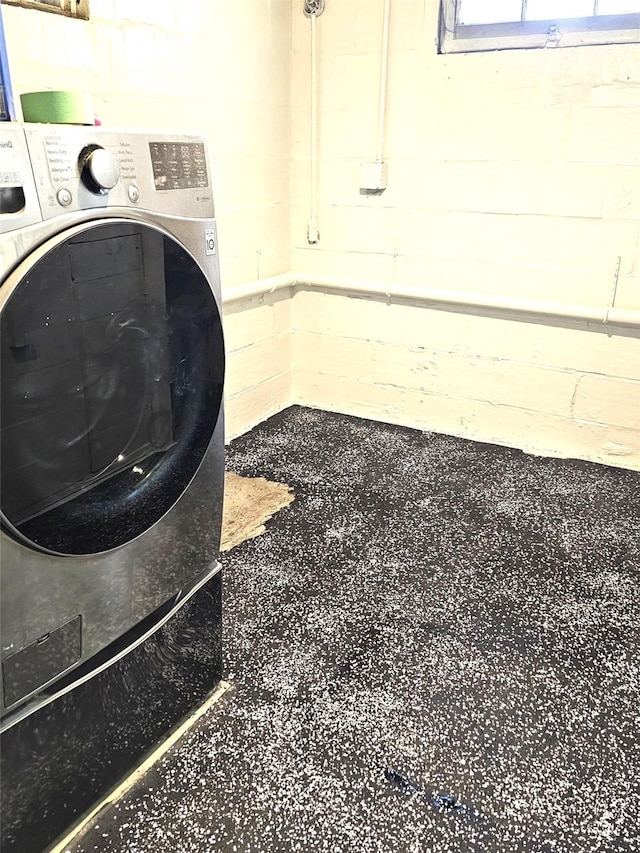 clothes washing area with washer / dryer and laundry area