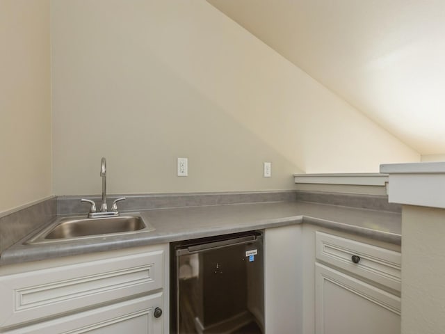 313 SW 7th St Unit 107, Des Moines, IA 50309 - bar area featuring a sink and lofted ceiling