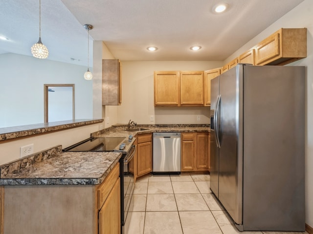 kitchen with sink, appliances with stainless steel finishes, a textured ceiling, decorative light fixtures, and lofted ceiling