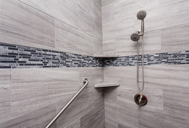 room details featuring a tile shower