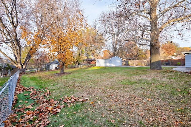 view of yard with an outbuilding and a garage