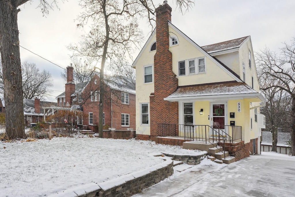 view of front facade with a porch