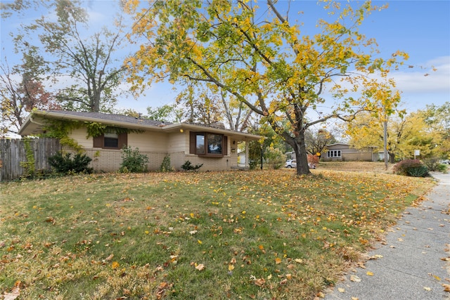 ranch-style home featuring a front lawn