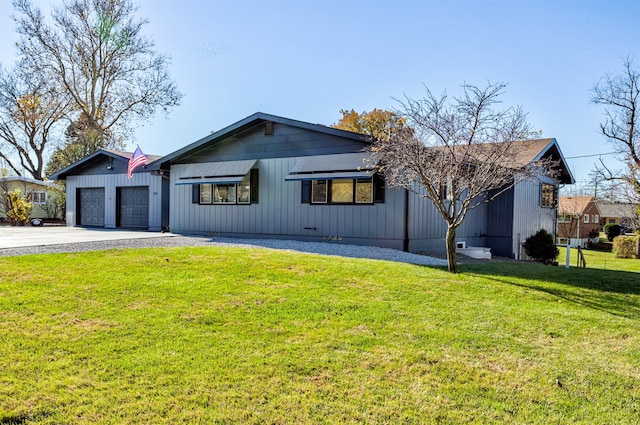 view of front of property featuring a garage and a front yard