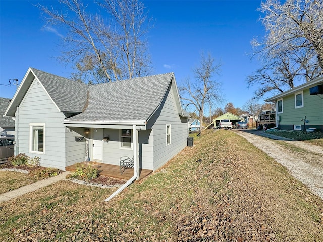 view of front of house featuring a front lawn