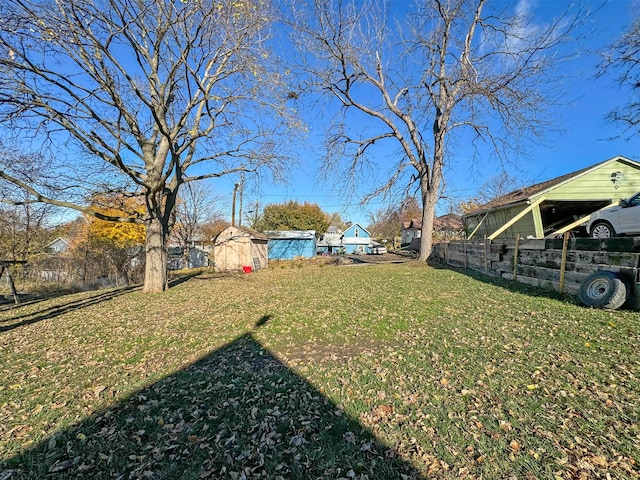 view of yard featuring an outbuilding