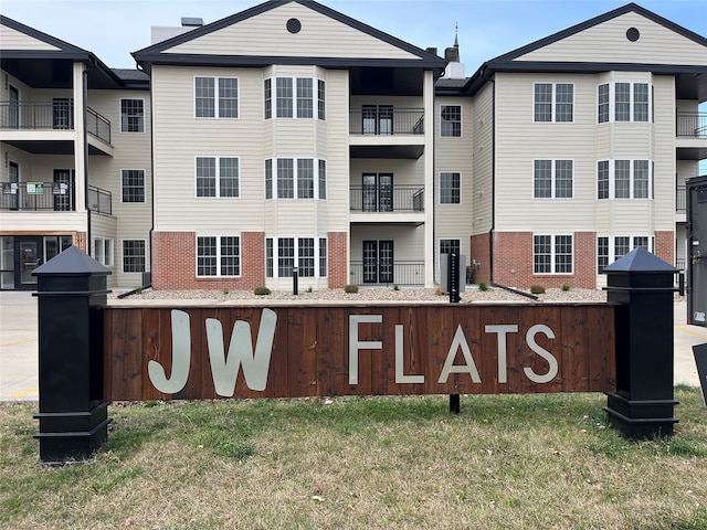 community sign with a lawn