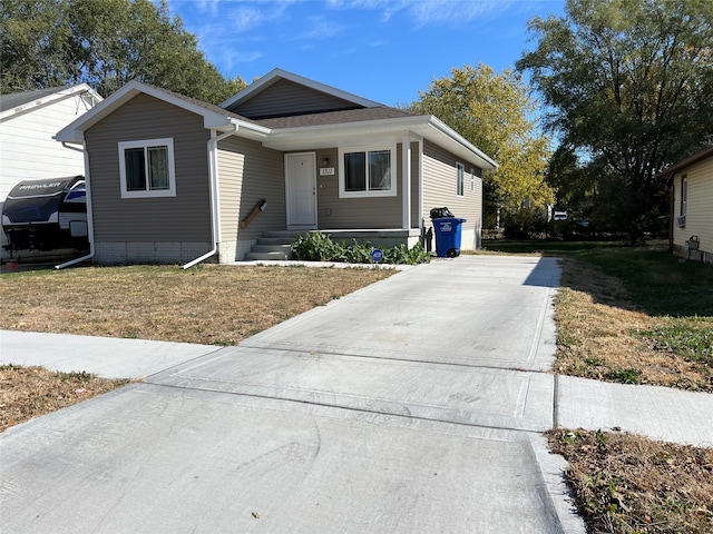 view of front facade featuring a front yard