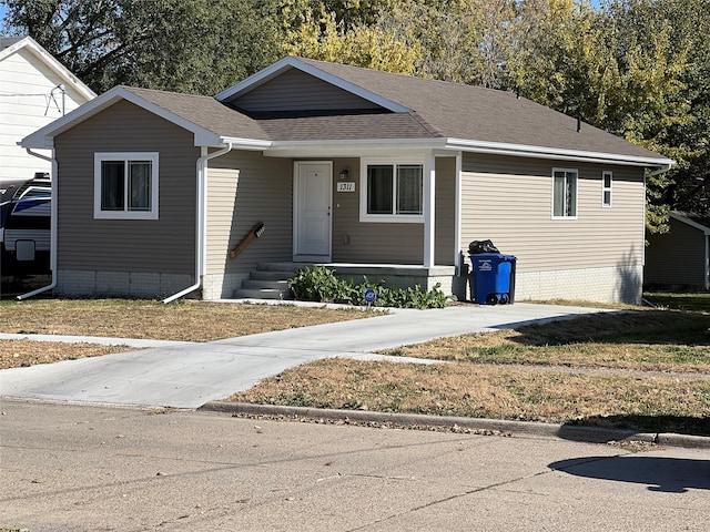 view of front of house featuring a front lawn