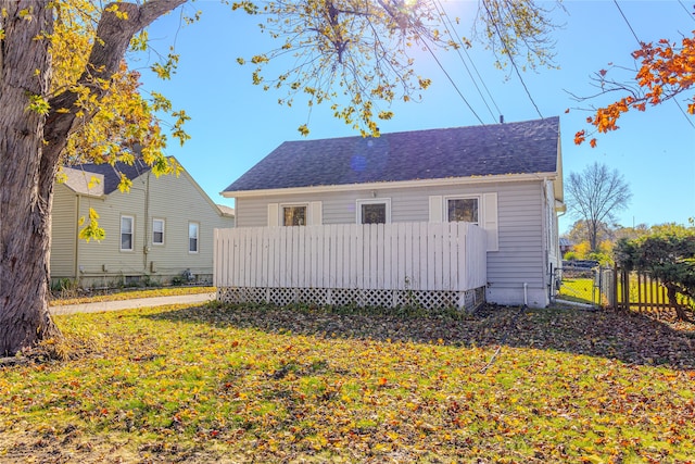 back of house featuring a yard