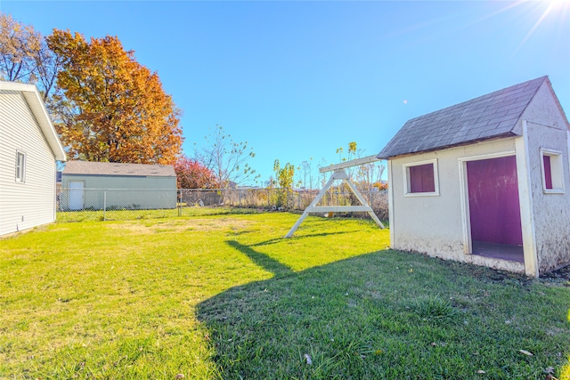 view of yard featuring a storage shed