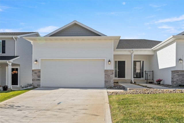 view of front facade featuring a garage and a front lawn