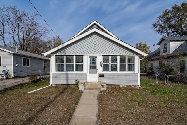 view of front of property featuring a front lawn