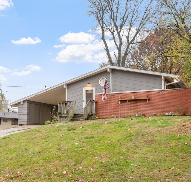 view of front of property featuring a front yard