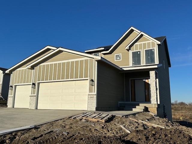 craftsman house featuring a garage